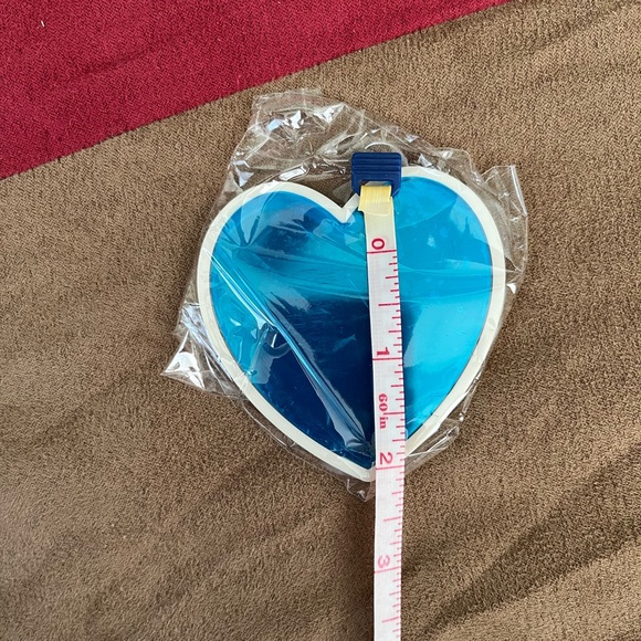 Gucci GWP Beauty Blue Heart Compact with Floral Pouch - Picture 5 of 6